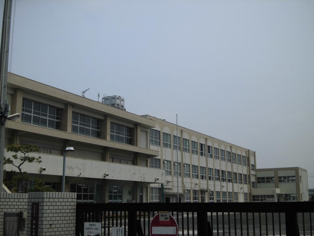 Primary school. 1000m to Nagoya City Red Star Elementary School