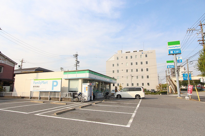 Convenience store. FamilyMart Kousutori store up (convenience store) 400m