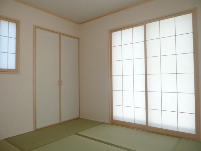 Non-living room. Since there is also Japanese-style room, It can be used as a drawing room. 