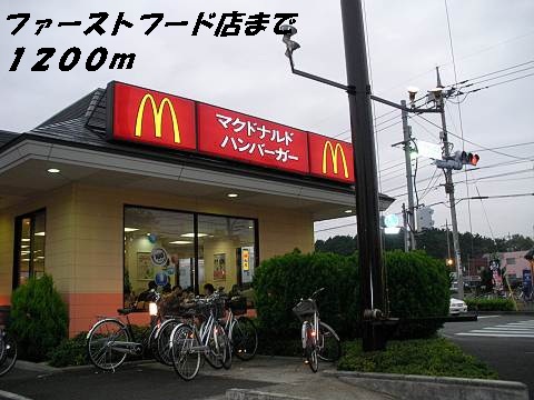 restaurant. 1200m to McDonald's (restaurant)