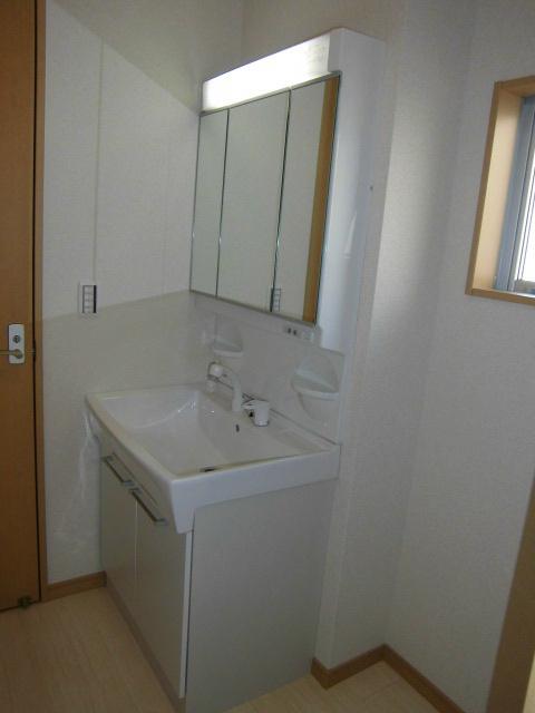 Wash basin, toilet. Washbasin with shower