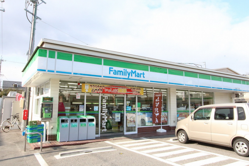 Convenience store. FamilyMart launch chome store up (convenience store) 142m