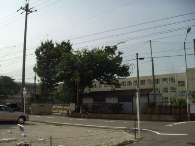 Primary school. 1100m until the Municipal Showa Bridge Elementary School (elementary school)