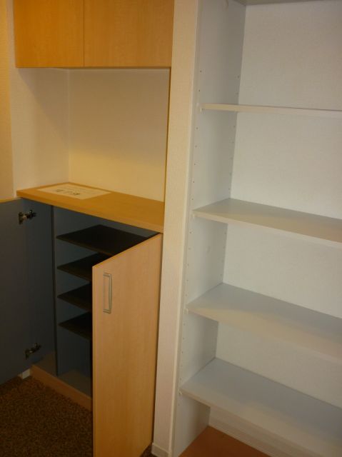 Receipt. Entrance storage ・ It has storage space and extensive cupboard