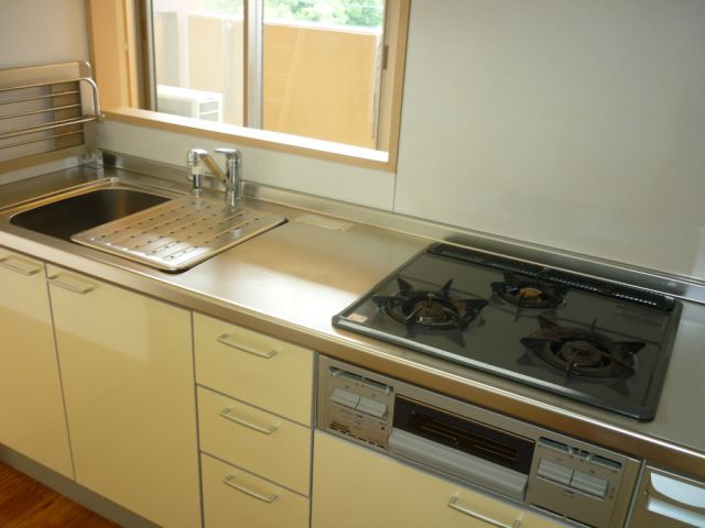 Kitchen. 3-burner stove with system Kitchen ・ There dishwasher Storage