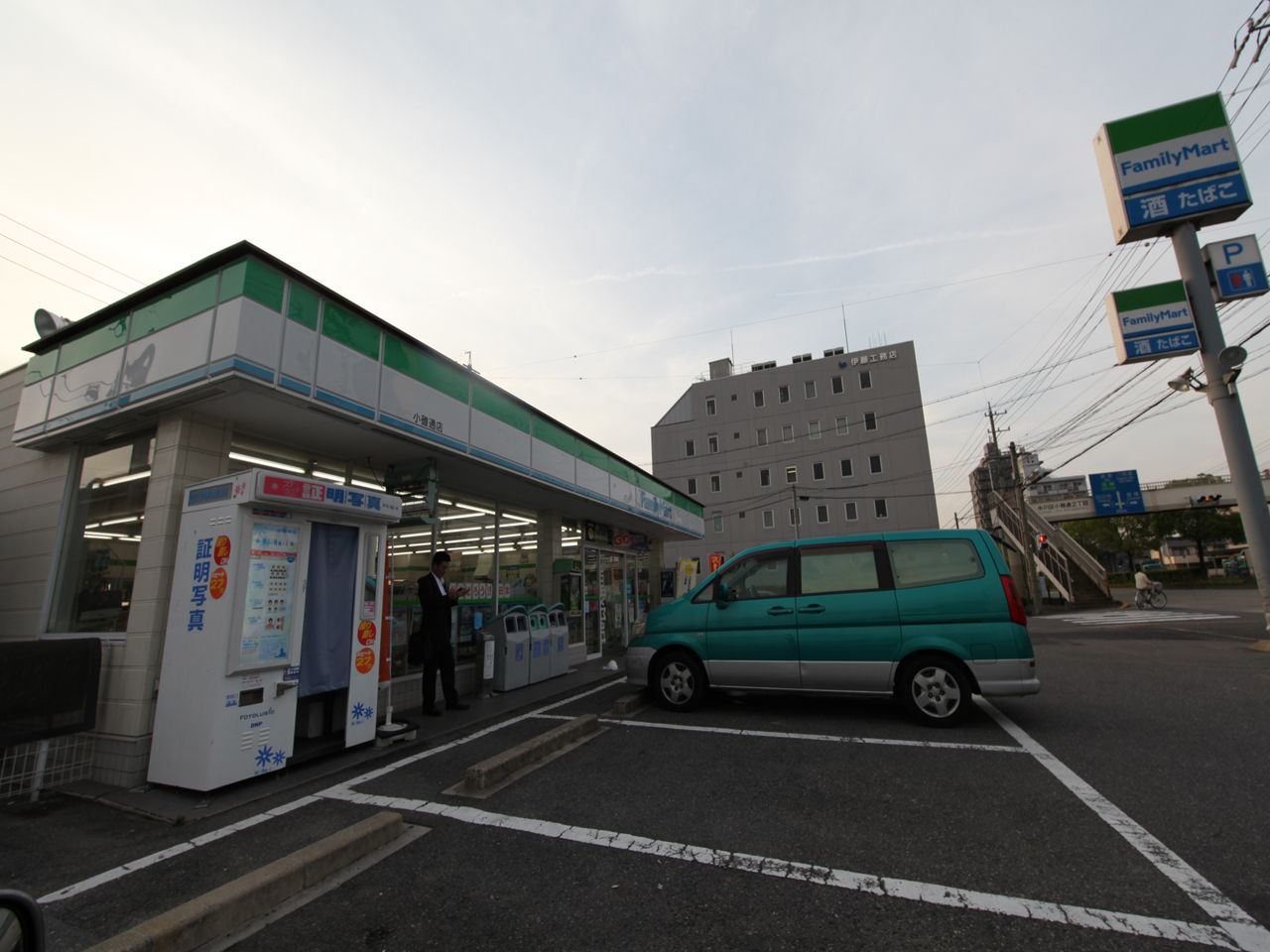 Convenience store. FamilyMart Kousutori store up (convenience store) 232m