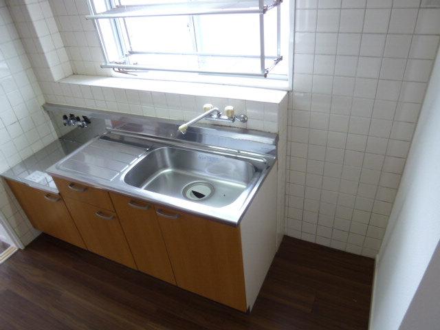 Kitchen. It has a window in the kitchen! Two-burner stove can be installed! 