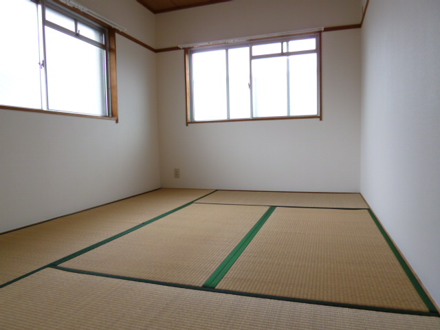 Living and room. It is rumbling good with tatami ~