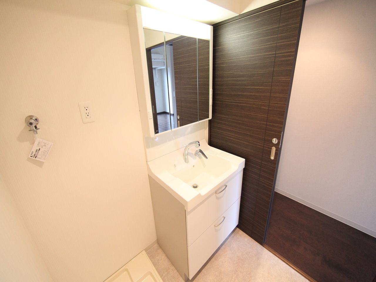 Washroom. Dressing room Independent wash basin can be prepared (shampoo dresser) washing machine