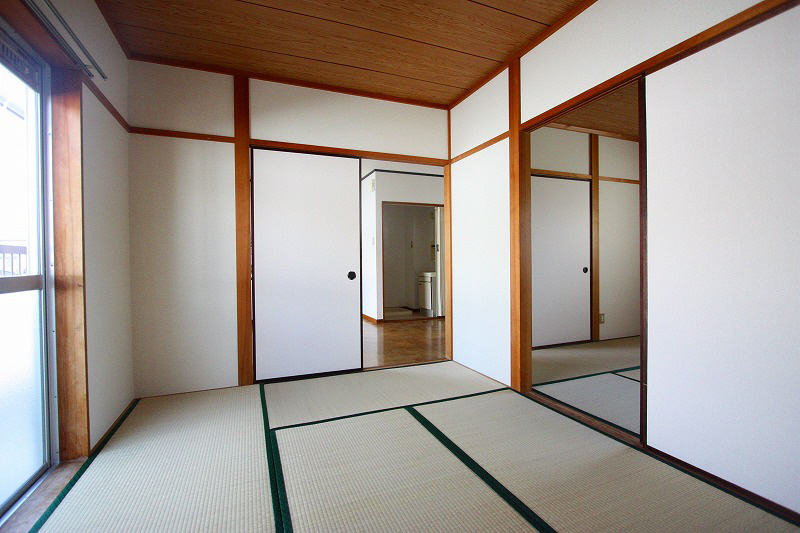 Living and room. I think you calm the Japanese-style room