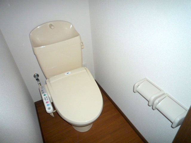 Toilet. The photograph is a 1K type of the same properties.