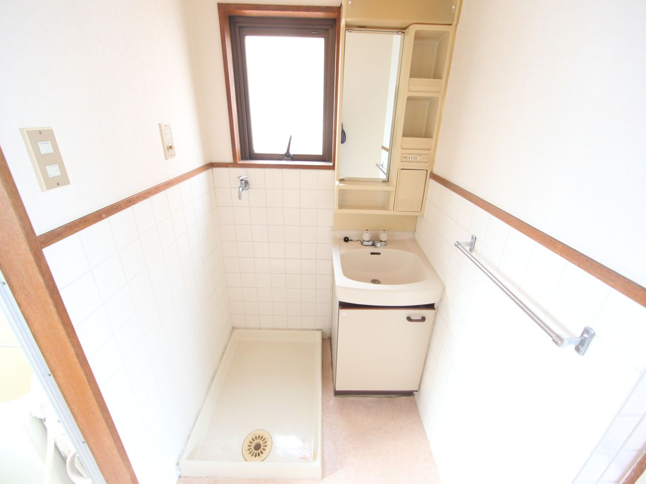 Washroom. Dressing room Independent wash basin With windows you can (ventilation good) washing machine available