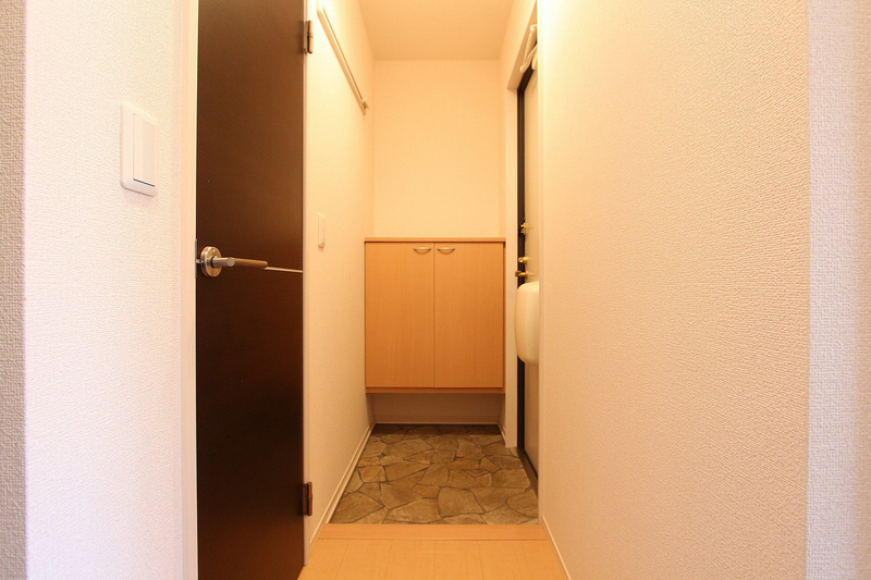 Entrance.  ※ Room 101 interior photograph reference