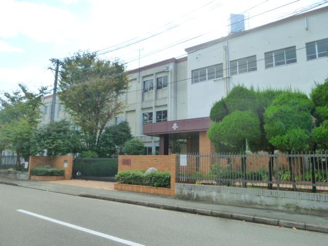 Junior high school. 379m to Nagoya Municipal Showa Bridge Junior High School