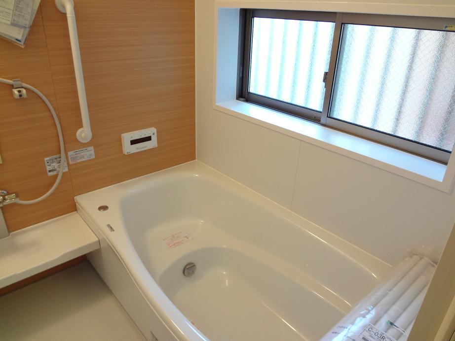 Bathroom. (Same specifications) Guests can relax stretched out leisurely foot. 