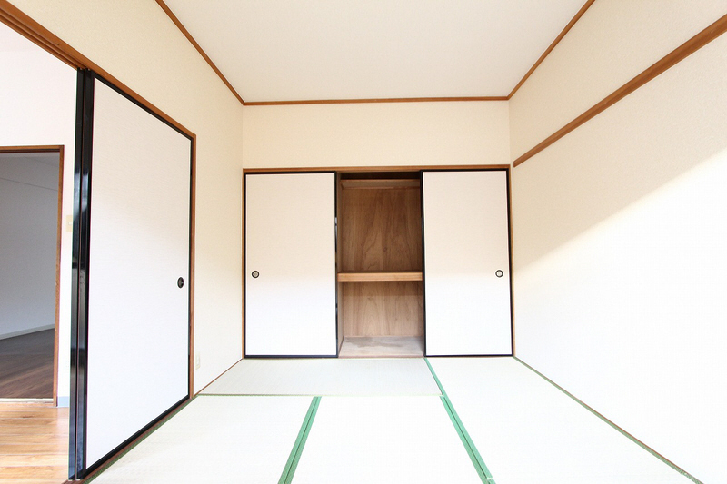 Living and room. Western-style and the continuation of the Japanese-style room.