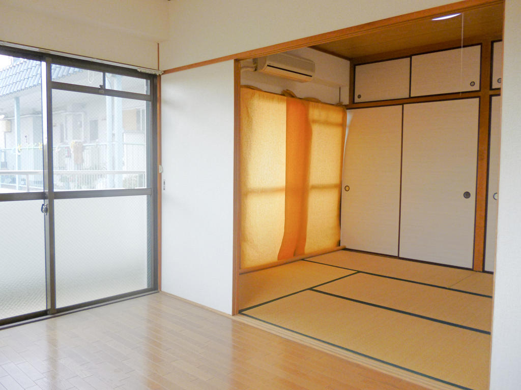 Living and room. Western style room, It is a Japanese-style room next to each other