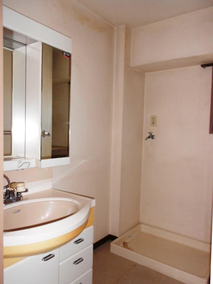 Wash basin, toilet. It is a wash room with a window. (August 2013) Shooting