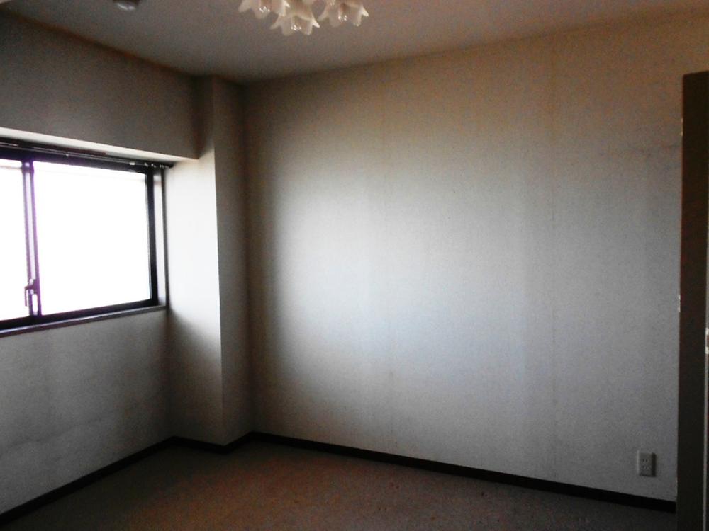 Other introspection. North-west side of Western-style.