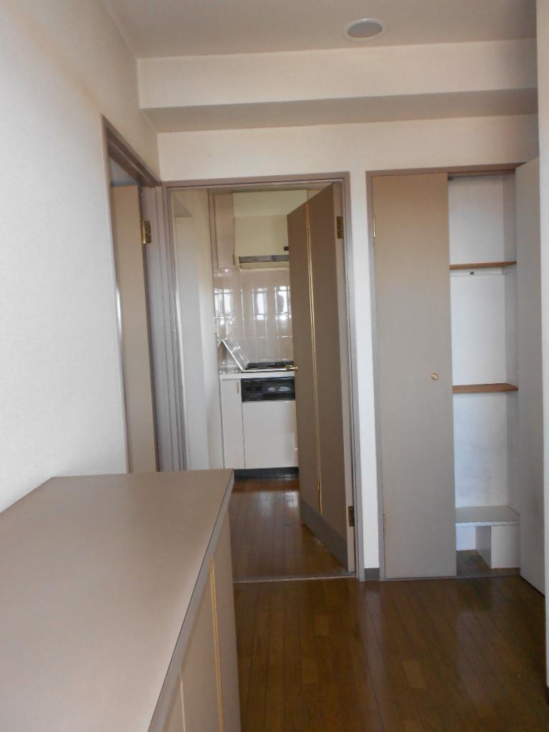 Entrance. This lead is a good entrance and there is a storage kitchen. (August 2013) Shooting