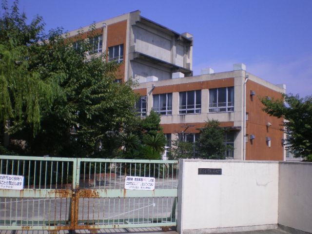 Primary school. Municipal Araco up to elementary school (elementary school) 780m