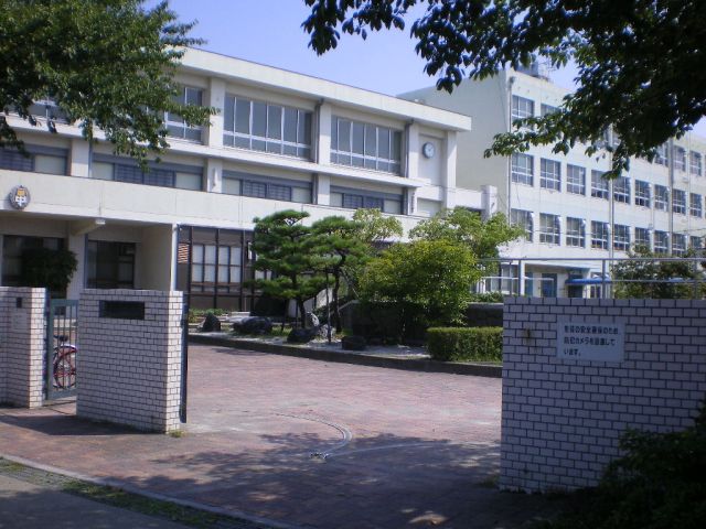 Junior high school. Municipal Toshi until junior high school (junior high school) 930m