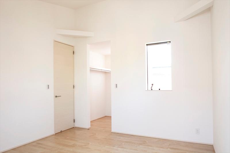 Non-living room. It has become a building B Master Bedroom gradient ceiling, It has become a open and more spacious space. 