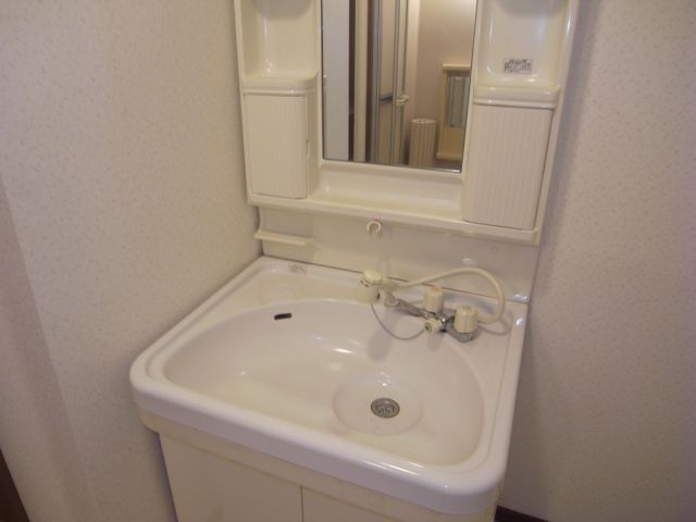 Washroom. Preparation of the morning is smooth and there is a wash basin. 