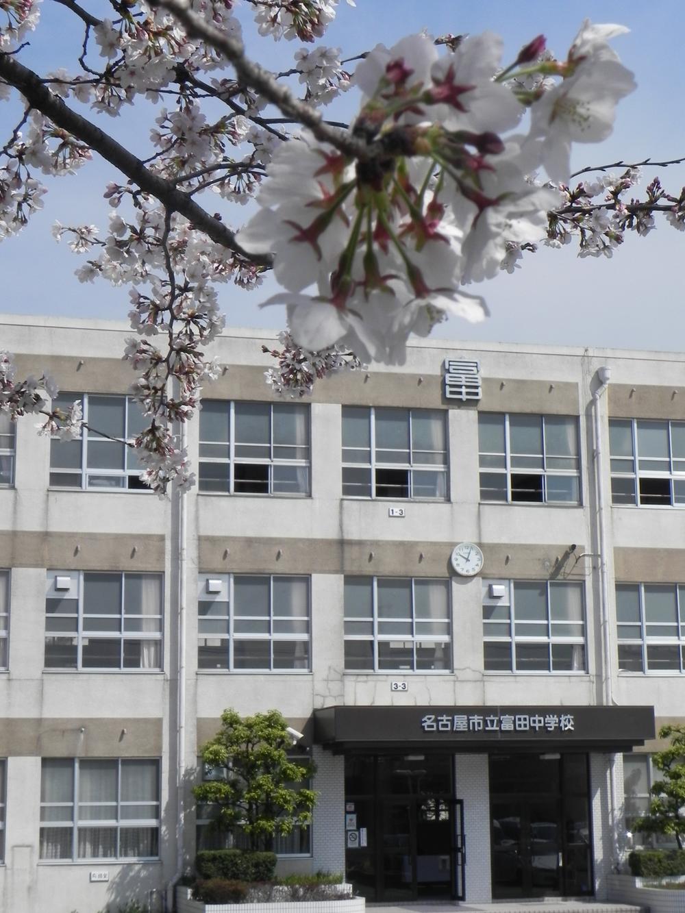 Junior high school. 371m to Nagoya Municipal Tomita Junior High School