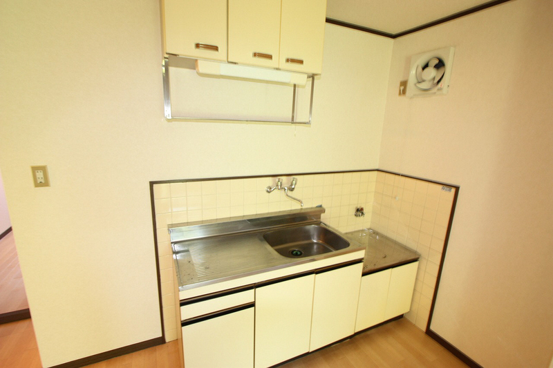 Kitchen. Two-burner gas stove can be installed