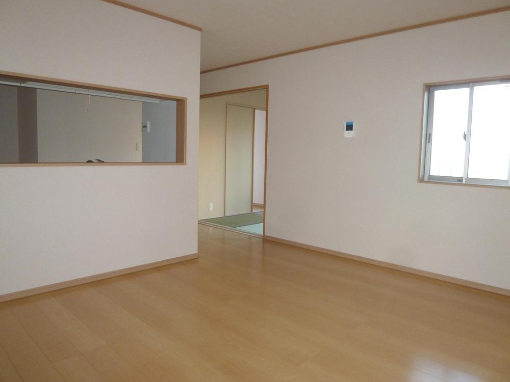 Living.  ◆ Japanese-style room adjacent ◆ 