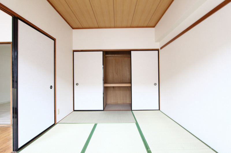 Living and room. Is a Japanese-style room.