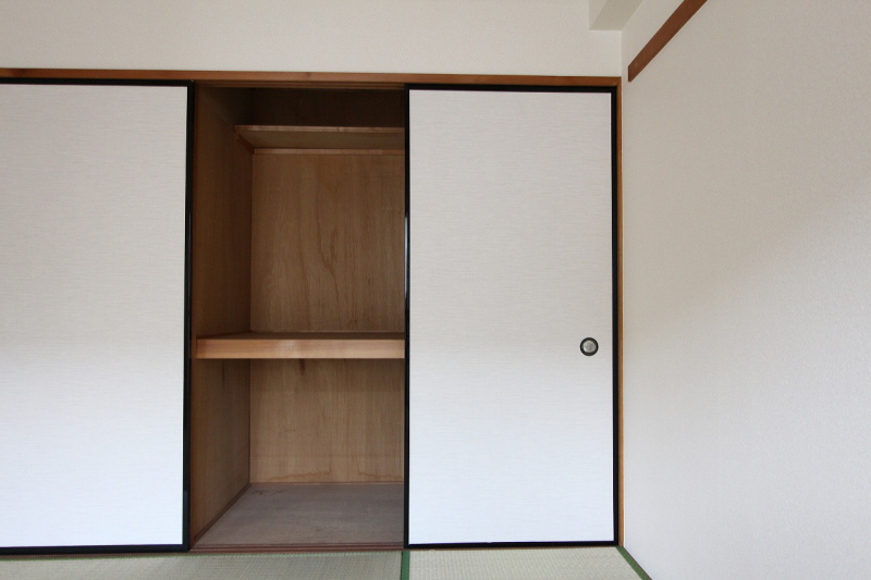 Receipt. It is a closet of the Japanese-style room.