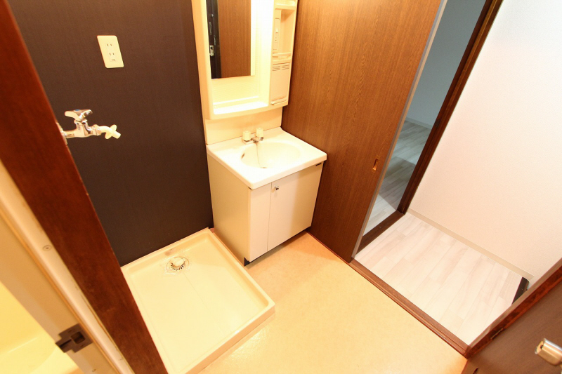 Washroom. accent ・ Is a washroom stretched the cross.