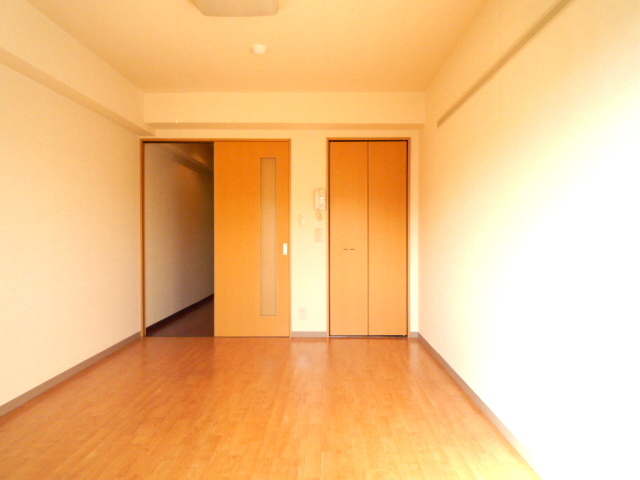 Living and room. Spacious is 9 quires Western-style ☆