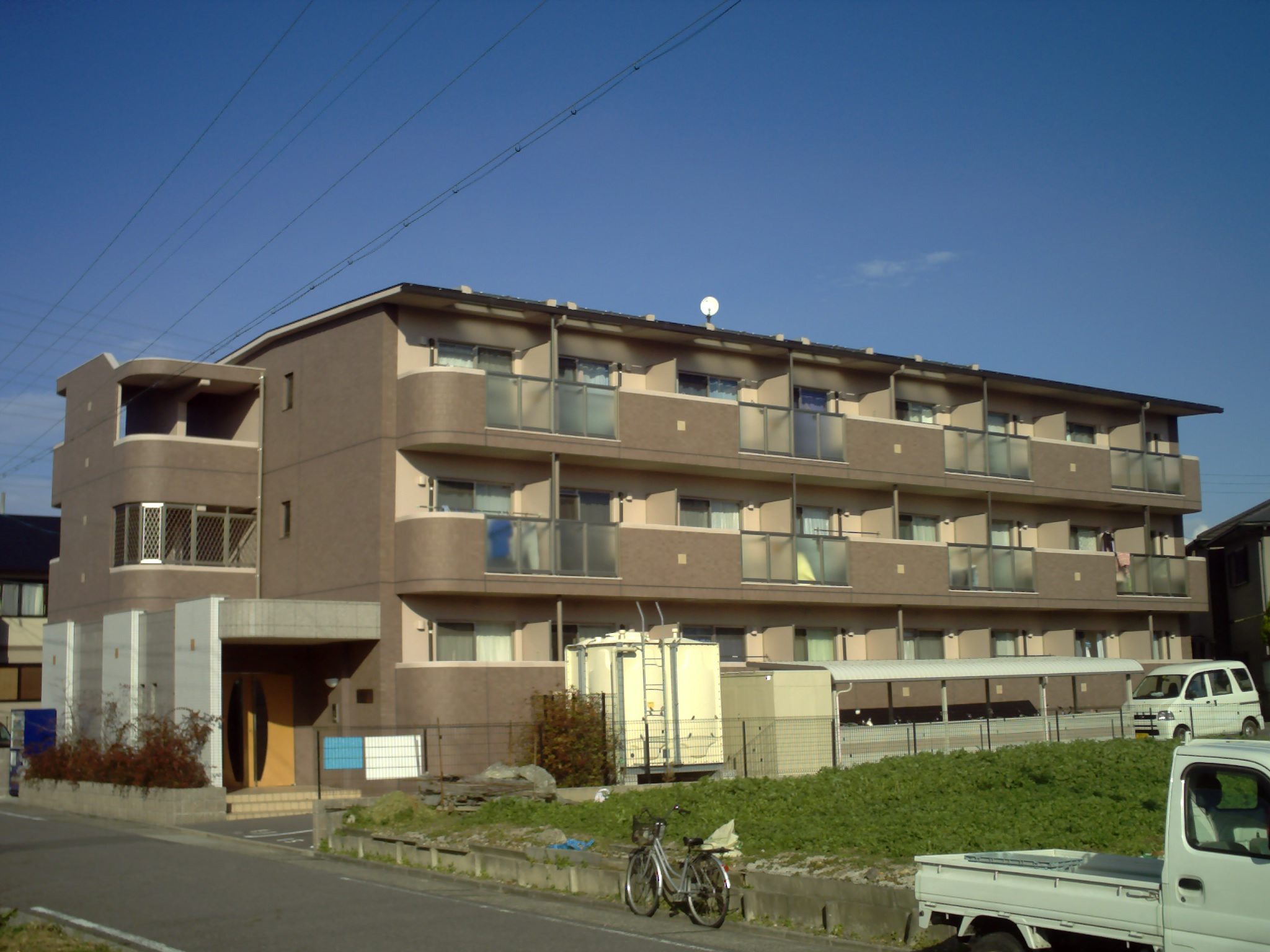 Building appearance. It is a mansion nestled in a quiet residential area.