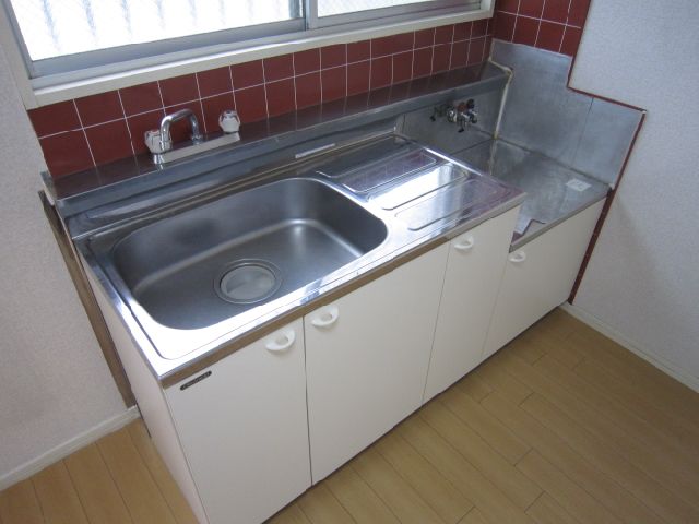 Kitchen. Easy-to-use kitchen sink spacious. 