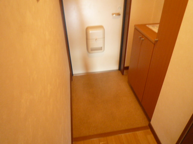 Entrance. It is with a large cupboard! Hontto is large! 