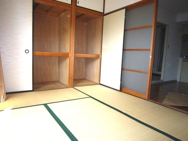 Living and room. South-facing 6-mat Japanese-style room to settle down