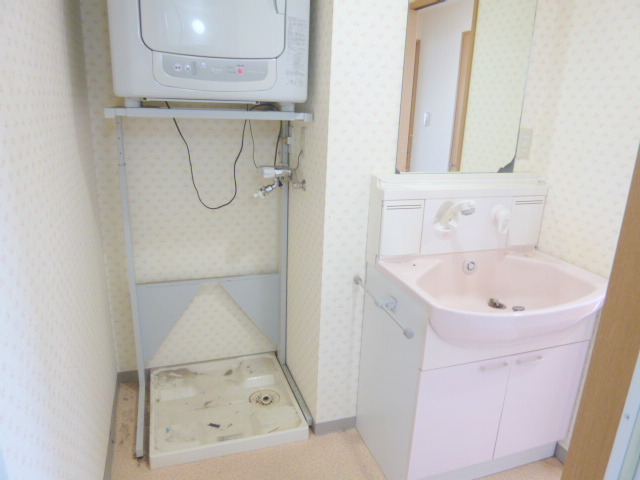 Washroom. Shampoo dresser equipped