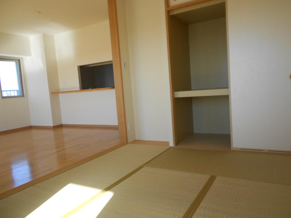 Non-living room. About six quires of Japanese-style room. There is a storage closet.