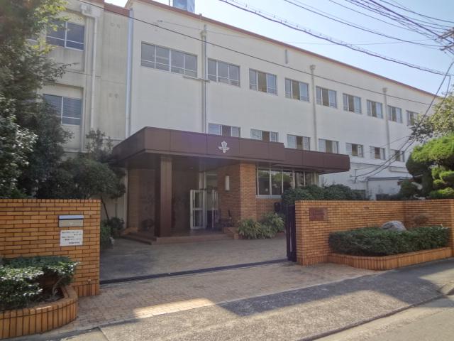 Junior high school. 371m to Nagoya Municipal Showa Bridge Junior High School