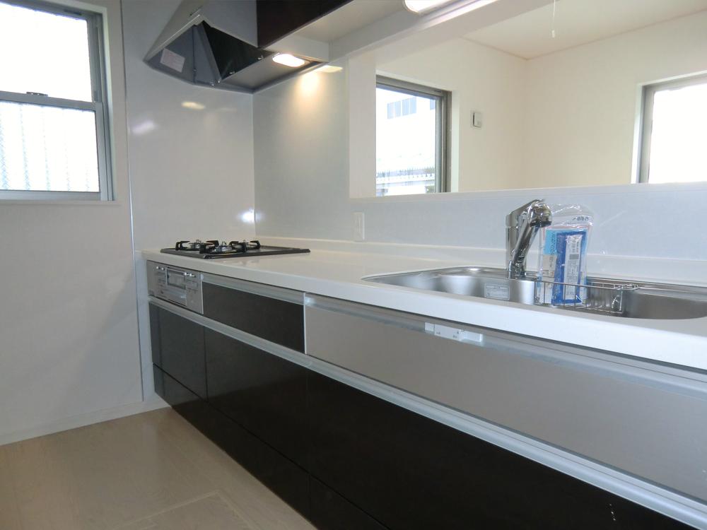 Kitchen. ◇ Kitchen ◇  Popularity of face-to-face ・ Artificial marble top panel system Kitchen ・ Water purifier integrated hand shower ・ Quiet sink ・ Si sensor stove (three-necked) ・ Underfloor storage 