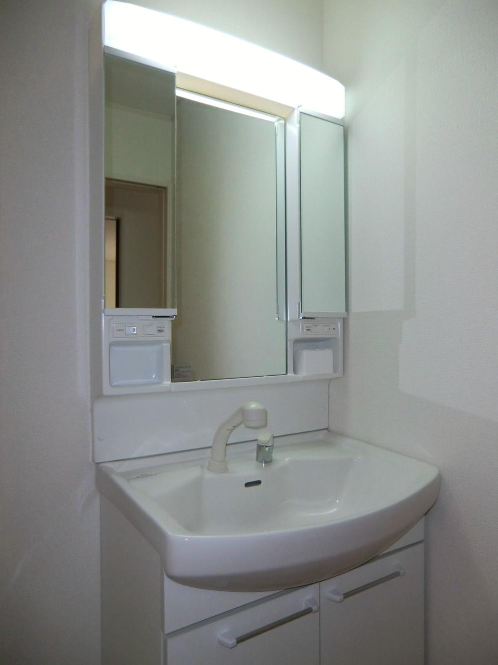 Wash basin, toilet. ◇ wash basin ◇  Three-sided mirror Shampoo dresser