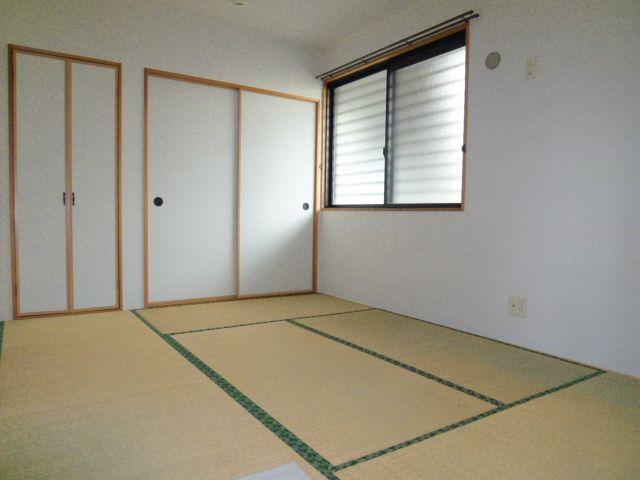 Living and room. It is a Japanese-style room with a closet