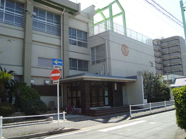 Primary school. 616m until Showa Bridge Elementary School
