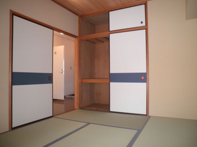 Other room space. It is a serene Japanese-style. 