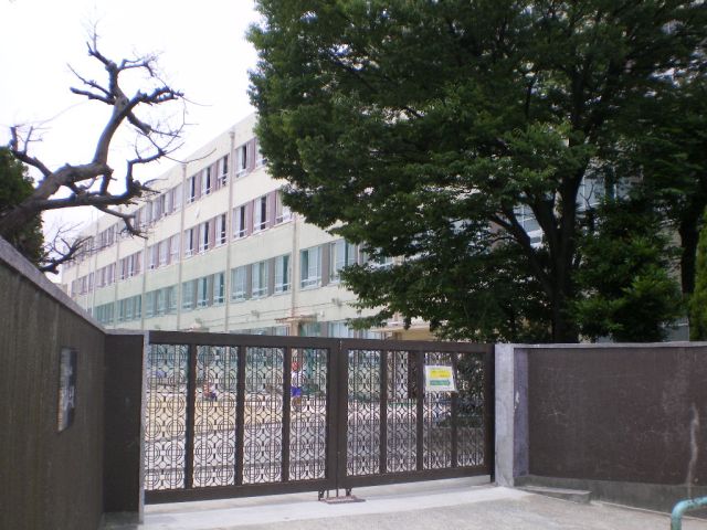 Primary school. 350m up to municipal Nakashima elementary school (elementary school)