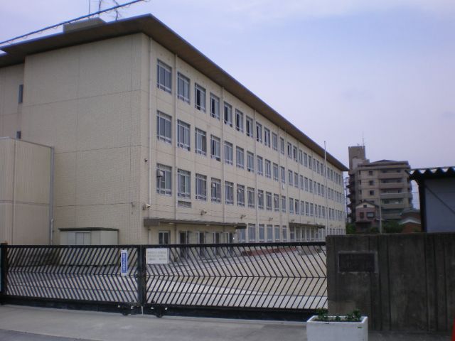 Junior high school. Municipal Takasugi until junior high school (junior high school) 920m