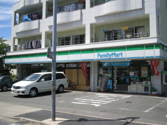 Convenience store. 270m to Family Mart (convenience store)